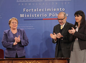 Presidenta Michelle Bachelet y ministra de Justicia, Javiera Blanco, promulgaron ley que fortalece funciones de Ministerio Público