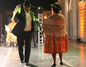 Colorida presentación del baile cachimbo, en celebración del Día del folclore