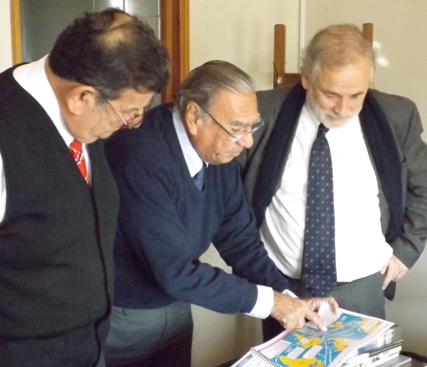 Soria expone a parlamentarios razones técnica para oponerse a licitación del Puerto Iquique