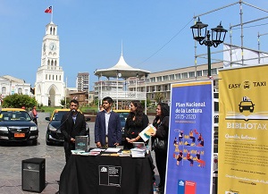 Realizan lanzamiento de campaña BiblioTaxi Iquique que permitirá que pasajeros puedan leer en los trayectos de viajes
