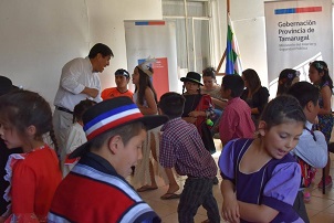 Gobernador Vila instó a jóvenes a informarse y luchar por un Chile más equitativo