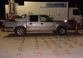 Transportaban 33 kilos de pasta base oculta en rueda de repuesto y asiento