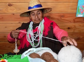«Volver a Tejer: Norte de Chile», exposición de mujeres aymaras que rescatan la tradición