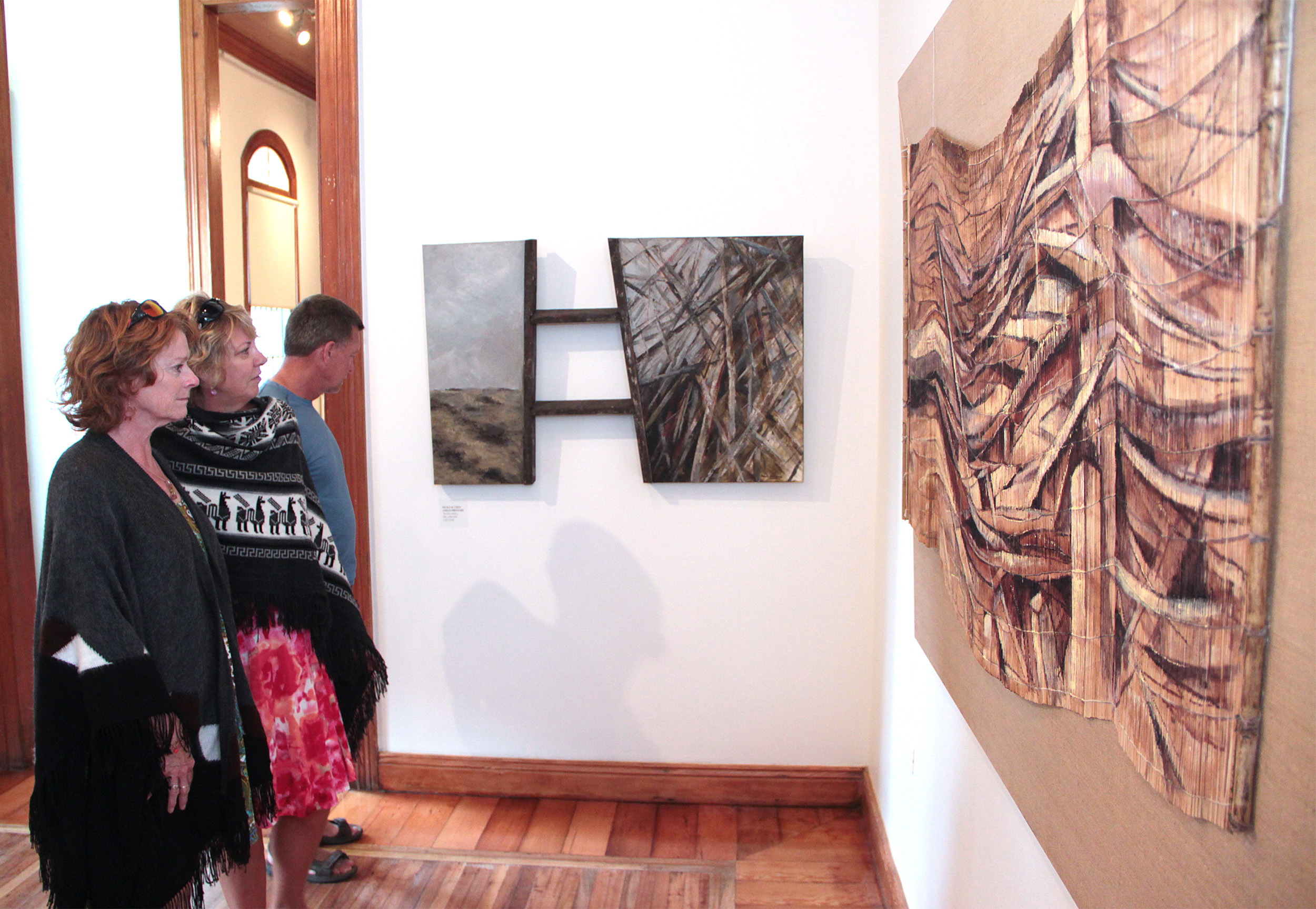 Oleos e intervenciones artísticas presentes en sala de arte Casa Collahuasi