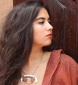 En madera nativa, cobre, arcilla y plata, artista Jannette Baeza confecciona nueva colección de joyas