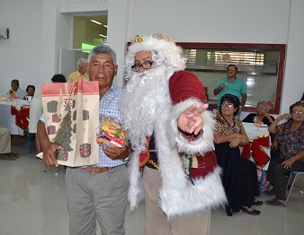 Adultos Mayores de Pozo Almonte disfrutan de la fiesta navideña y la visita del Viejo Pascuero