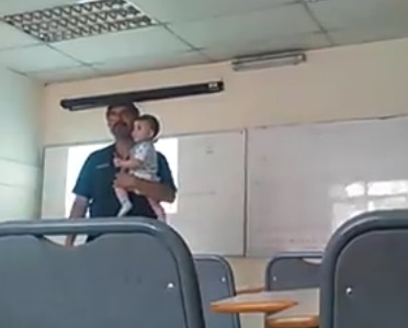 Se viraliza video de docente UNAP que sostiene a bebé de una alumna para que siga tranquila en su clase