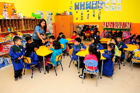 Más de 700 alumnos de colegios municipales  se benefician con entrega de útiles y ropa