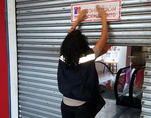 Inician sumario sanitario contra Almacenes París y Supermercado Santa Isabel por presencia de fecas de ratón y detección de baratas