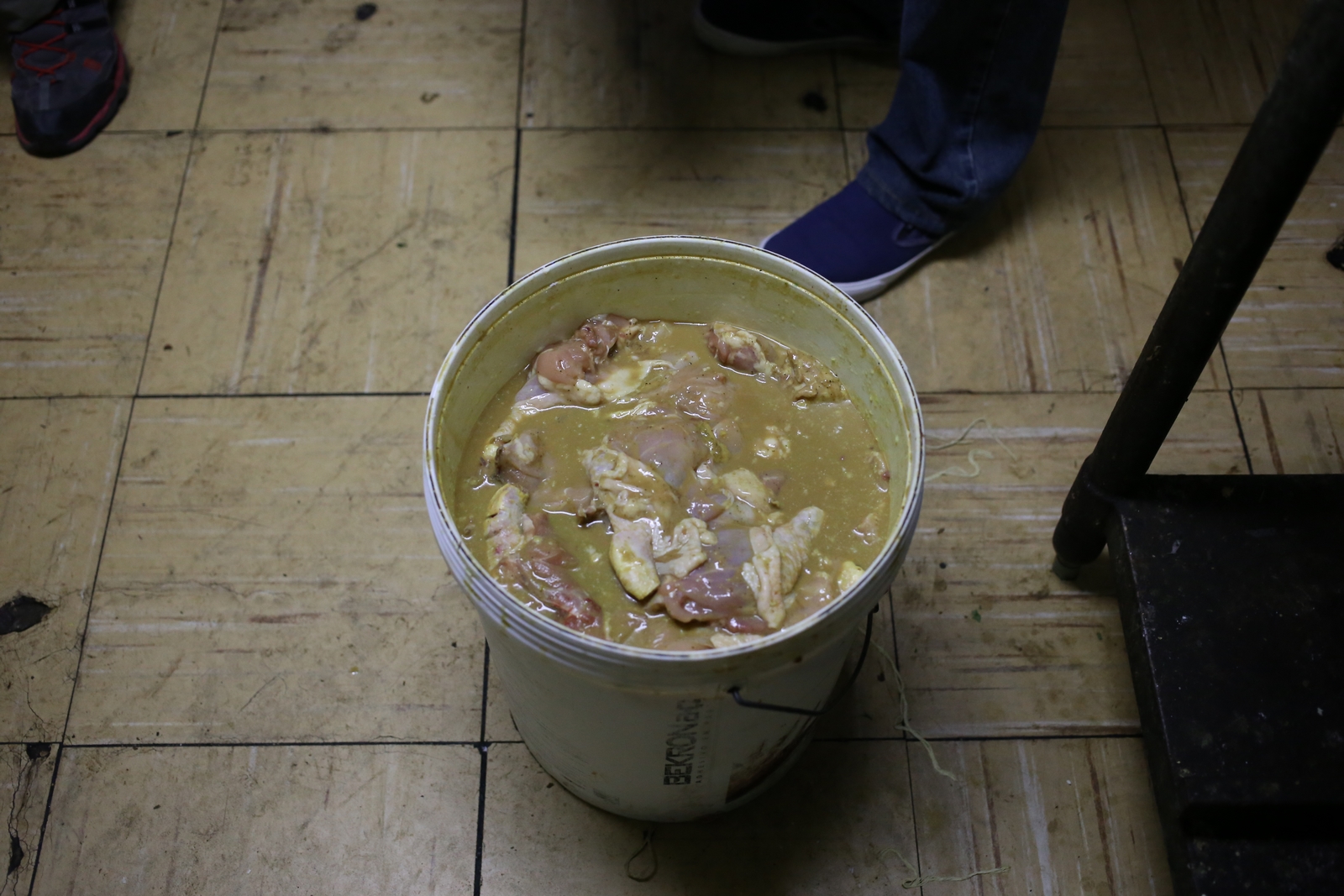 Ahora decomisan alimentos en mal estado en sector de Plaza Arica: Brochetas de pollo y carne, papas fritas, verduras y frutas