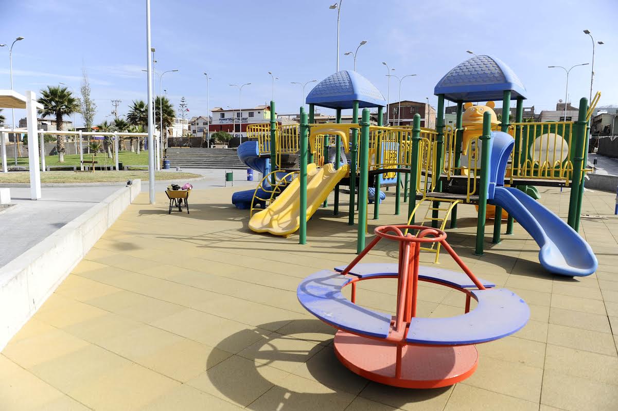 Ahora municipio de Alto Hospicio mejora espacios públicos con instalación de coloridos juegos infantiles