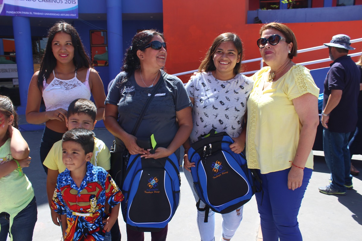Menores del programa Abriendo Caminos reciben útiles escolares