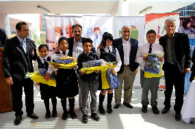 Entregan útiles escolares y ropa a alumnos de colegios municipales en la comuna de Alto Hospicio