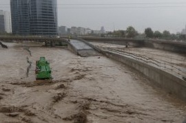 Autoridades culpan a Costanera Norte por salida del Río Mapocho