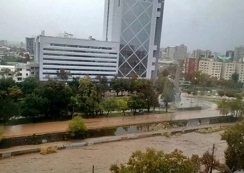 Frente de mal tiempo: Río Mapocho se desborda e inunda calles de Providencia