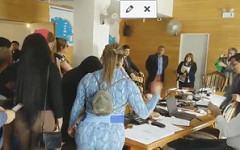 Transexuales descontrolados: Insultos y agresiones durante sesión del Concejo Municipal
