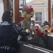 Para evitar presencia del mosquito del Zika, prohiben usar agua en floreros en cementerios
