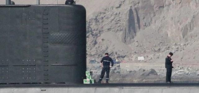 No faltaba más: Ahora descubren a submarino cuando es abastecido con cajas de cervezas