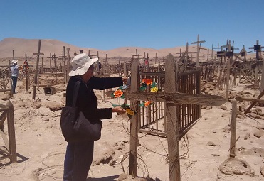 Pampinos rinden tributo a sus difuntos con romería a cementerios pampinos