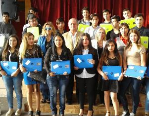 Entregan computador y banda ancha móvil a estudiantes de la Educación de Adultos