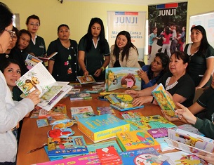 Educadoras JUNJI realizan revisión de textos orientados a los párvulos para periodo 2017