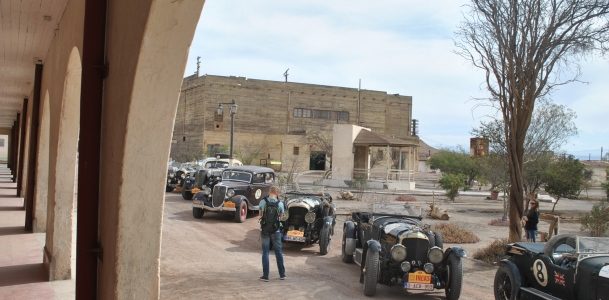 Rally de automóviles antiguos realizó parada en Humberstone con más de 100 deportistas que se maravillaron con la salitrera