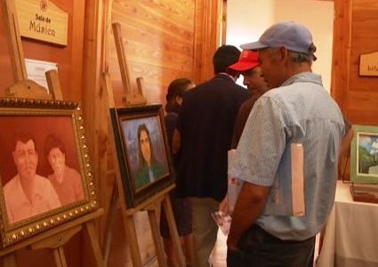 Usuarios del COSAM «Salvador Allende» exponen pinturas, textiles y artesanías, confeccionadas por los propios usuarios.