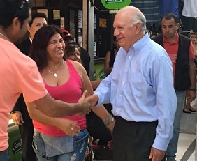 Ricardo Lagos en plena campaña en Tarapacá, parte del periplo que realiza por todo el país