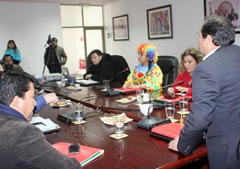 Vestida de payaso concejala se presentó a sesión del Concejo Municipal, la que fue suspendida