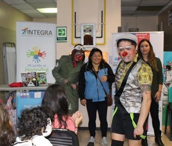Presentan arte Clown a los niños de pediatría del Hospital Regional de Iquique