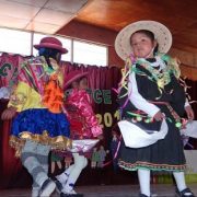 Doce niños de Colchane cuenta con kit de juego para armar en sus hogares