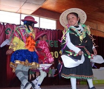 Doce niños de Colchane cuenta con kit de juego para armar en sus hogares