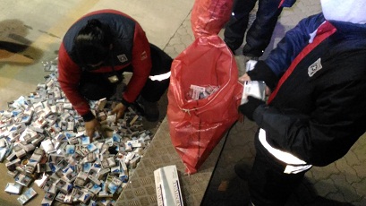 Aduana detecta 100 cartones de cigarrillos en automóvil