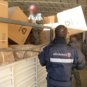 Descubren millonario contrabando: Camión extranjero declaró ampolletas y vasos, pero iba cargado con $138 millones en zapatillas y chaquetas
