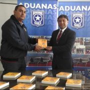 Academia Nacional de Bomberos entrega Guía de Emergencias a la Aduana de Iquique