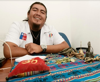 Curandero aymara entrega a usuarios de atención primaria de salud en Alto Hospicio, medicina complementaria