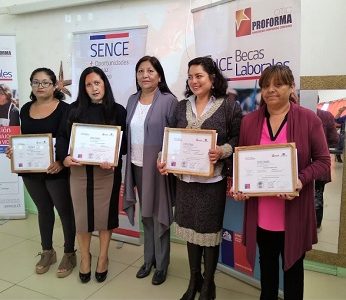 Sence certificó a mujeres de caleta Chanavayita como nuevas expertas en ofimática y desarrollo web