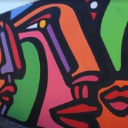 Multiculturalidad e Integración, conceptos incorporados en mural artístico del escenógrafo Alejandro «Mono» González