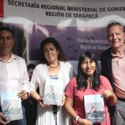 Entregan libro sobre participación social «Sigamos haciendo historia» a dirigentes sociales