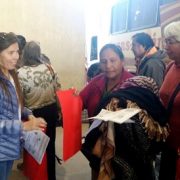 Equipo de Seremi de Gobierno Entrega información a turistas en Colchane por visita de de Francisco