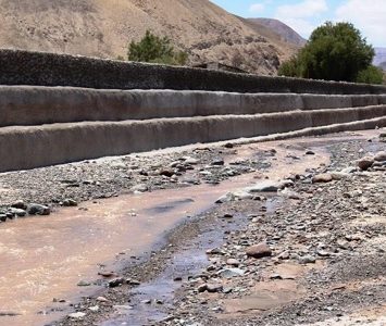 Verifican en terreno, el comportamiento de gaviones en Pachica, que resistieron las lluvias altiplánicas
