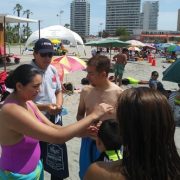 Llaman a veraneantes a prevenir y evitar problemas a la piel, utilizando protectores solares