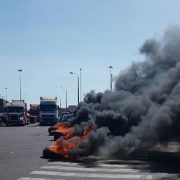 Transportistas de Iquique bloquean acceso al puerto con barricadas.