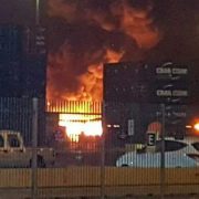 No logran controlar incendio que afecta instalaciones de la ITI. A la medianoche ya amainaba