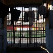 Penales sin agua las 24 horas, con población hacinada y mal tratada: la realidad de las cárceles en Chile según estudio del INDH