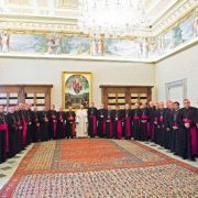 Durisímo documento del Papa habla de “hechos delictivos”, “escándalo” y otros epitetos. Doce a quince Obispos se van