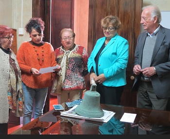 Restituyen vieja campana de escuela San Mauricio que volverá a repicar en Salitrera Humberstone después de 50 años