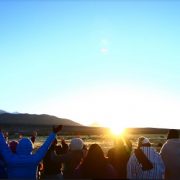 Impresionante primeros rayos de sol en Colchane, en celebración del Machaq Mara