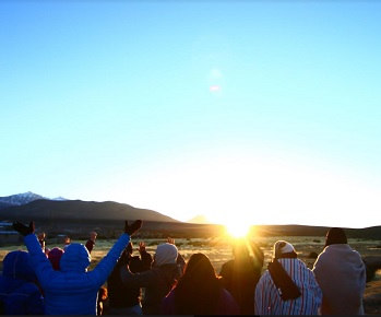 Impresionante primeros rayos de sol en Colchane, en celebración del Machaq Mara