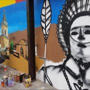 Figuras religiosas sobresalen en mural que Vecinos de Barrio Norte Hospital pintan en costado de Cementerio N°1